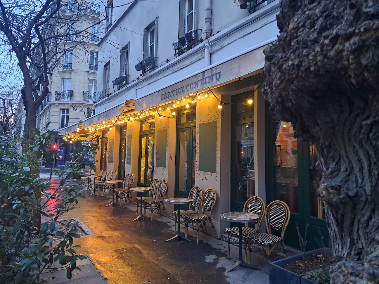La terrasse vide de la brasserie à la tombée du jour