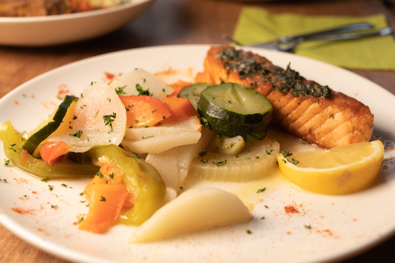 Une assiette de saumon, légumes et sauce