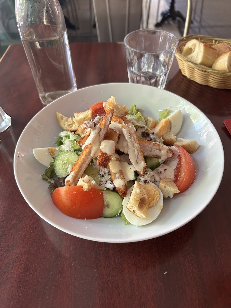Une salade de poulet avec tomates et légumes