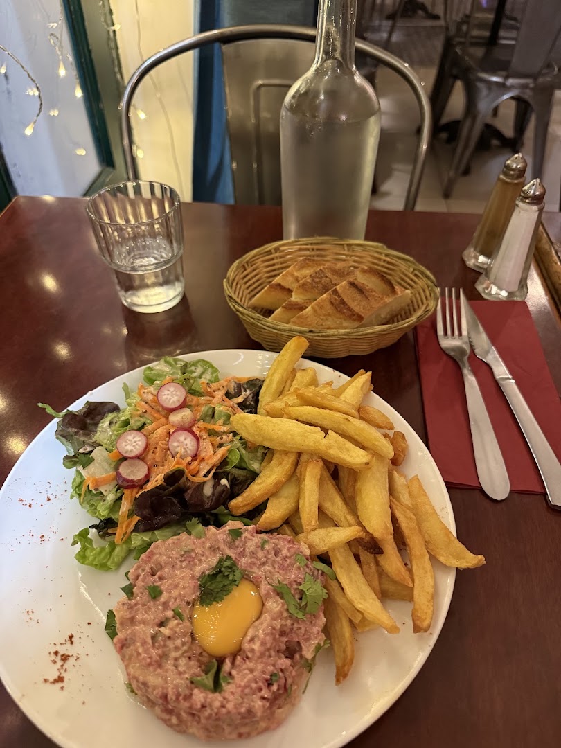 Un tartare de bœuf avec frites et salade